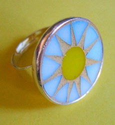 ring, lichtblauw en geel glas, doorsnede 23 mm